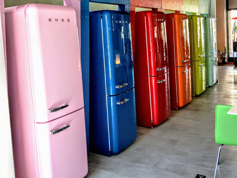 Frigoriferi colorati in esposizione nello showroom Cooking Art a Cosenza