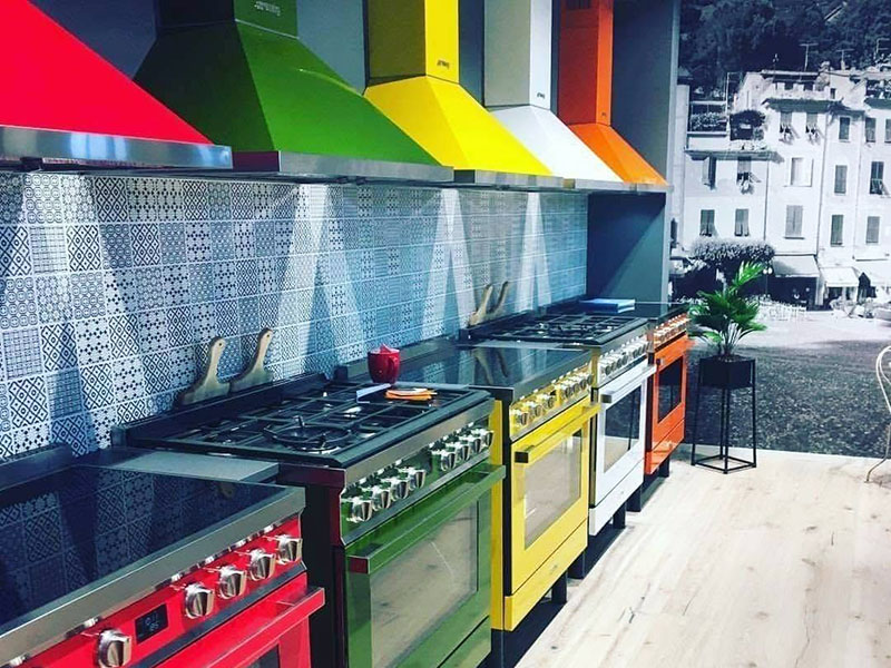 Cucine free-standing con cappe colorate in esposizione a Cosenza