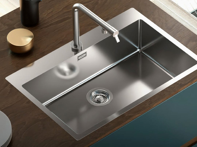 Lavello in acciaio con miscelatore di design in esposizione a Cosenza