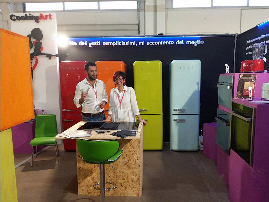 Ilaria e Luca di Cooking Art tra i frigoriferi colorati in esposizione